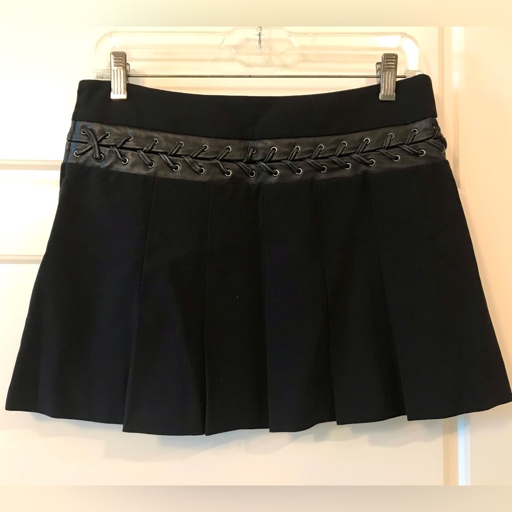 BCBG MaxAzria black zipper pleated mini skirt w/leather detail Sz. 4